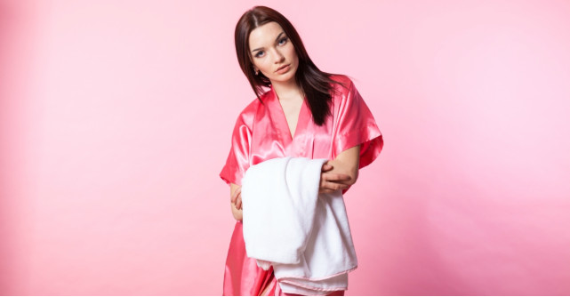 Halate satinate stil kimono - fii eleganta si in casa!