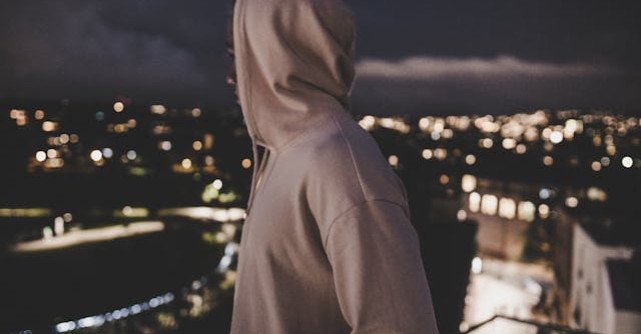 Cum creezi ținute casual perfecte cu hanorace și blugi