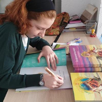 10 cărți de pus sub brad recomandate de Ana Dragomir, autoarea cărților 'În căutarea inspirației', 'Praf de zâne' și 'Copacul'
