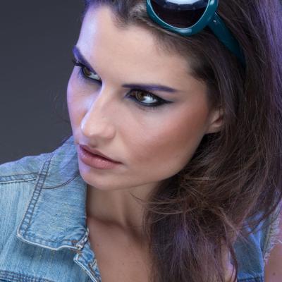 Cum treci machiajul de zi în registru de seară în câteva minute, cu produsele pe care le ai deja