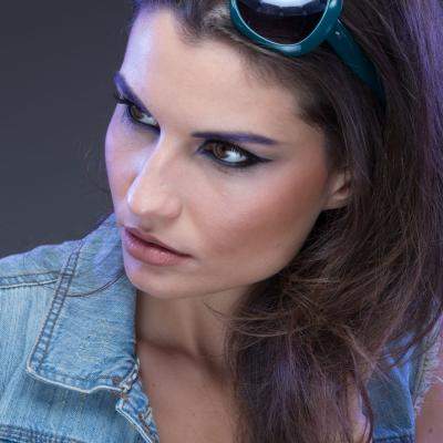 Cum treci machiajul de zi în registru de seară în câteva minute, cu produsele pe care le ai deja