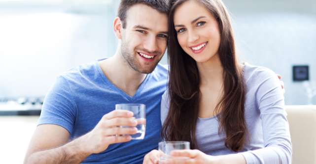 4 sfaturi simple despre cum să-ți ajuți partenerul să consume zilnic mai multe lichide