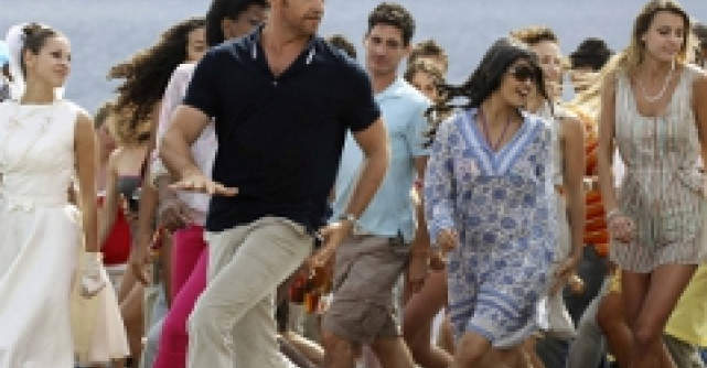 Hugh Jackman vorbeste pentru femeile din Romania