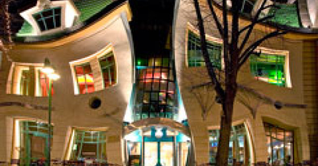Crooked House - O poveste ilustrata in forma de... casa