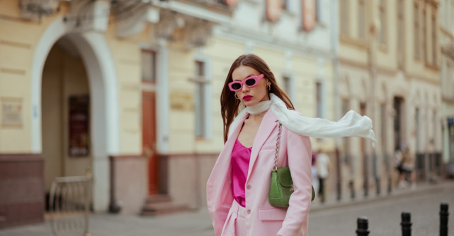 Feminitate în garderobă garantată: eleganța și delicatețea nuanței Petal Pink