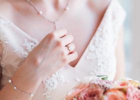 Cum să asortezi bijuteriile din argint cu rochia de mireasă