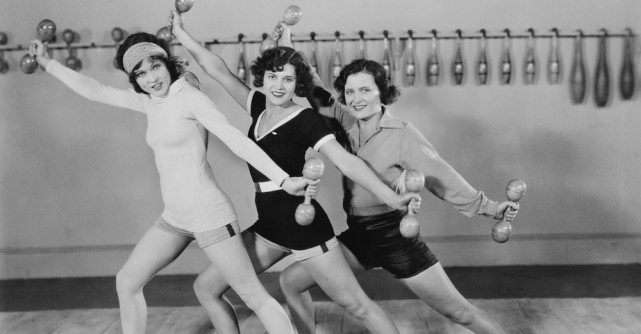 Dilemele lui Carmen: Știu să înot dar cum scap de colacii de salvare de pe abdomen?