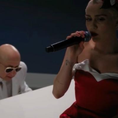 Video: Miley Cyrus incepe sa cante. Ce urmeaza? Mi s-a facut pielea de gaina