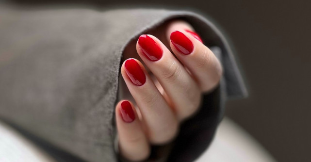 Mâini mai tinere? Secretul stă în alegerea corectă a nuanței lacului de unghii