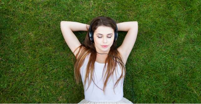 Terapie prin muzica: 8 piese romanesti cu versuri incurajatoare