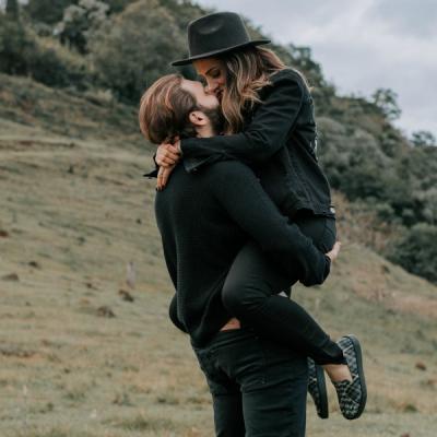 Femeia trebuie tinuta in brate cel putin o data pe zi