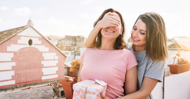 Cadourile perfecte pentru orice ocazie. Cum să-ți bucuri prietenele?