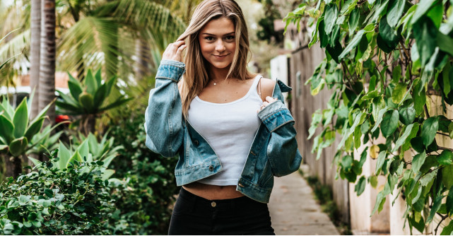 Jachete scurte până în talie: cui i se potrivesc și cine să le ocolească