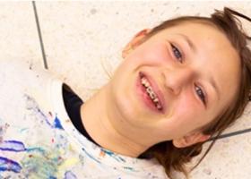 Interviu Giulia Pintea – pictorița de 12 ani care ne invită să descoperim o lume plină de culoare