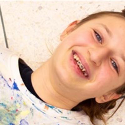 Interviu Giulia Pintea – pictorița de 12 ani care ne invită să descoperim o lume plină de culoare