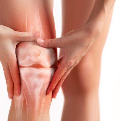 Te dor genunchii când mergi sau urci scările? Tratamente naturiste care pot calma durerea și rigiditatea