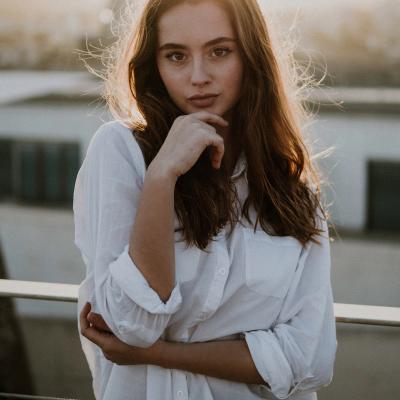 Bluze albe versatile: cumpără câteva și te vor salva din orice dilemă vestimentară