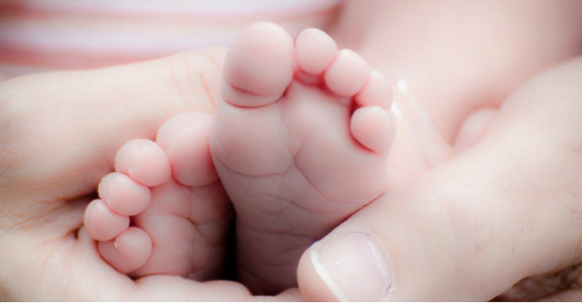 Tort de pampersi: cel mai inedit cadou la nasterea unui copil