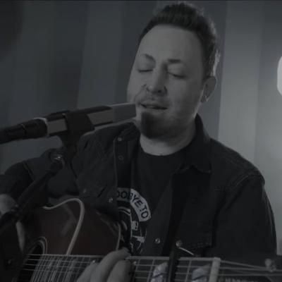 VIDEO. Prima apariție publică a solistului formației Goodbye To Gravity, Andrei Găluț, la 10 ani după dezastrul din Colectiv