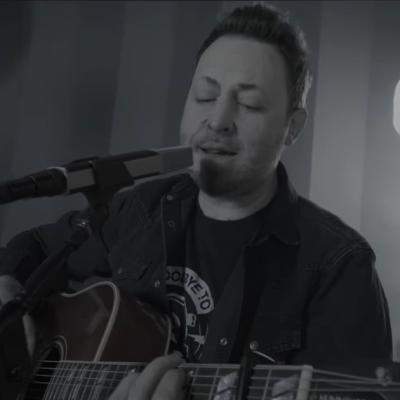 VIDEO. Prima apariție publică a solistului formației Goodbye To Gravity, Andrei Găluț, la 10 ani după dezastrul din Colectiv