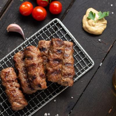 Câte calorii au micii la grătar în funcție de tipul de carne din care sunt făcuți? 