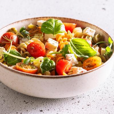 Salata caldă, blândă cu stomacul: te satură, susține digestia și te ajută să îți revii după zilele în care ai mâncat haotic