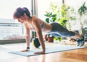 Cum să te motivezi să faci mișcare acasă + 3 planuri de antrenamente rapide acasă și sfaturi pentru menținerea siluetei