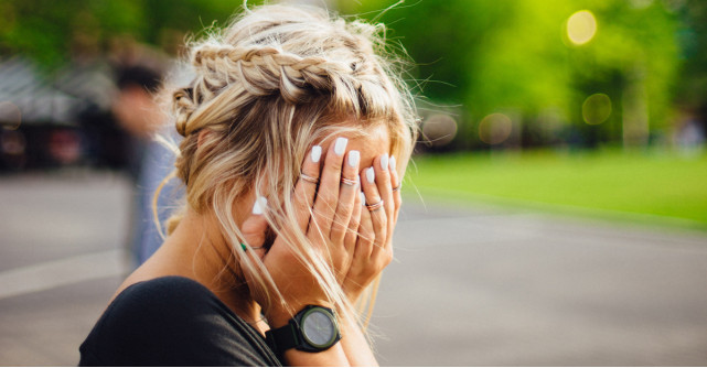 Cum accesorizezi coafurile cu împletituri în acest sezon