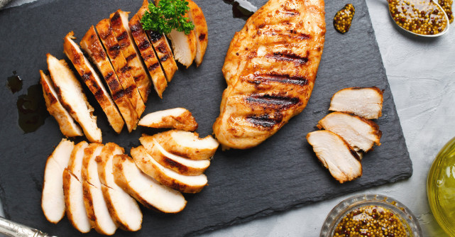 Câte calorii are pieptul de pui cu sau fără piele? Dar șnițelul din piept de pui?