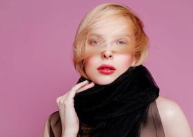 O eșarfă sau un fular bine ales îți poate schimba instant ținuta! Descoperă tendințele sezonului din magazine!