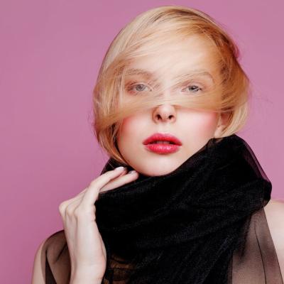 O eșarfă sau un fular bine ales îți poate schimba instant ținuta! Descoperă tendințele sezonului din magazine! 