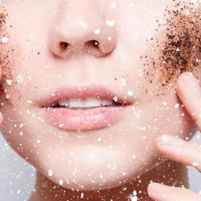 3 scruburi faciale pe care le poti prepara acasa pentru un ten vizibil intinerit