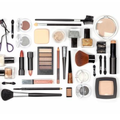 Trusa de machiaj minimala sub 100 lei: iata ce produse cool am gasit!