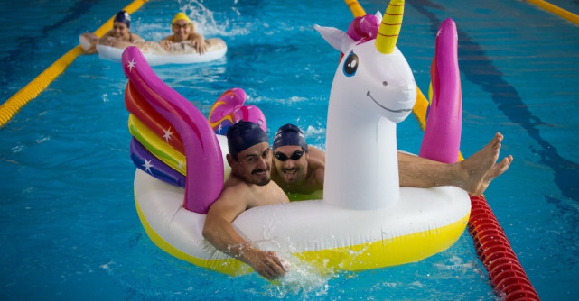 În weekend-ul Swimathon București, 806 oameni înoată și strâng bani pentru 25 de proiecte