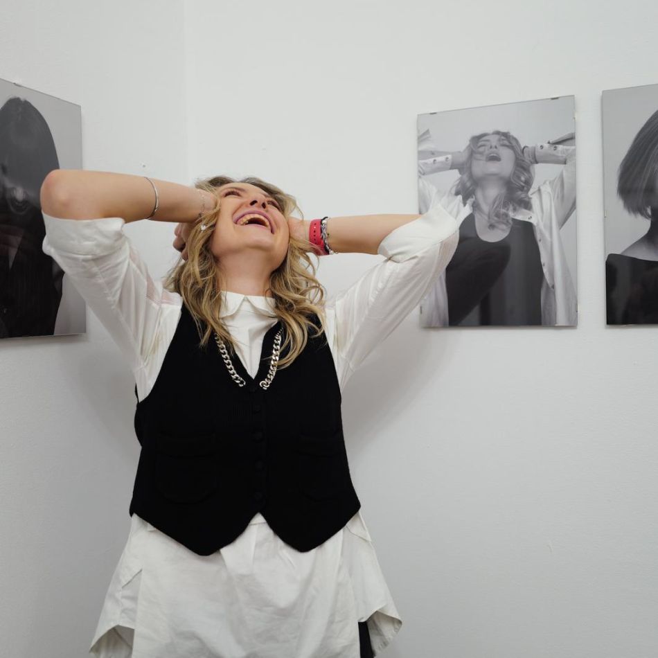 One Woman Countless Emotions: The Heroes Chronicle - O Expoziție Fotografică ce Explorează Trăirea și Exprimarea Emoțiilor