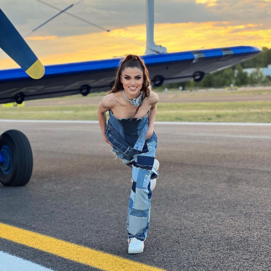 Theo Rose, prima vacanță cu micuțul Sasha! Cum s-a pozat artista în costum de baie, la o lună după ce a născut?