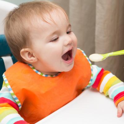 Ghid: cum alegi scaunul de masă pentru bebeluși