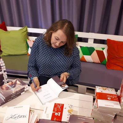  Străinul de lângă mine, cel mai nou roman semnat de Irina Binder, poate fi comandat începand de astăzi pe Libris.ro