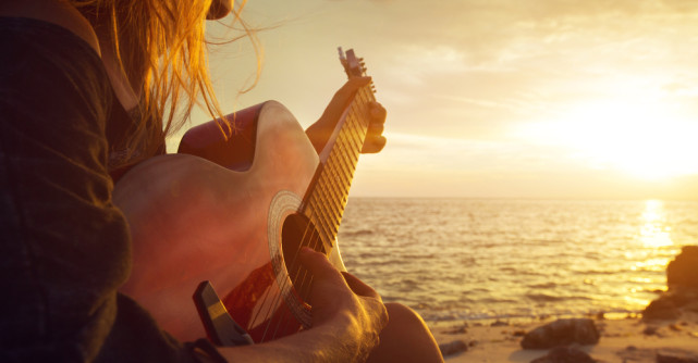 4 clisee toxice pe care le-ai invatat din cantecele de dragoste: Iti afecteaza viata amoroasa mai mult decat crezi