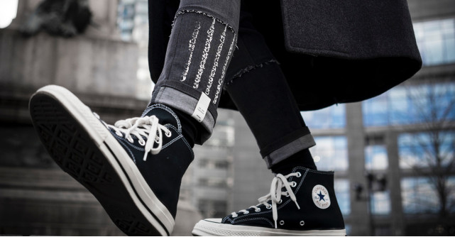 Blugii crop până la gleznă lasă la vedere șosetele și sunt uber-cool