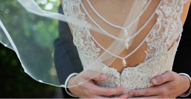 Perle pe haine si accesorii: un trend chic 