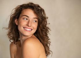 Ovăzul coloidal: ce este, ce beneficii are pentru piele și cum a revoluționat tendințele din industria beauty