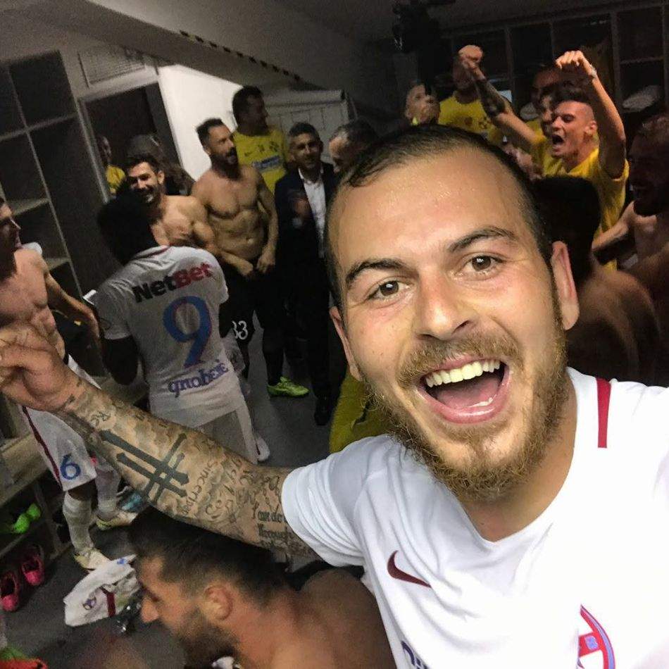 Un cunoscut fotbalist român s-a căsătorit și urmează să devină tată! Imagini de la ceremonia organizată la malul mării