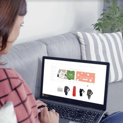 Celebritățile din toată lumea adoră să cumpere de la magazinele second hand și încurajează moda SH