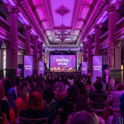 Intra in universul fermecator al online-ului, la Digital Divas!