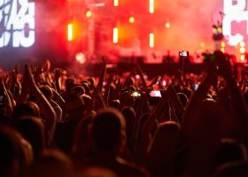 CEO-ul Astronomer, surprins în ipostaze controversate la un concert Coldplay