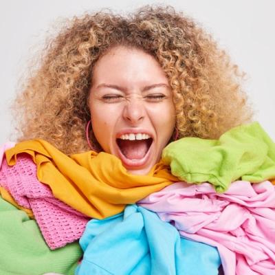 Cum alegeți un parfum de rufe care să vă transforme hainele în adevărate plăceri olfactive