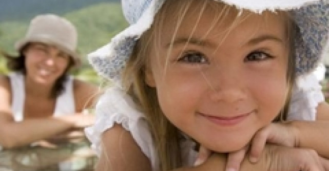 Cum poate calatori o mamica singura cu copilul ei in strainatate, fara acordul tatalui?