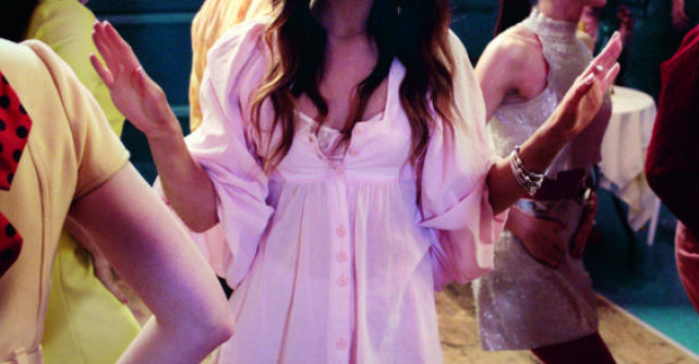 Video: Cantareata Foxes isi exprima valorile personale prin colectia PANDORA ESSENCE, in noul ei videoclip