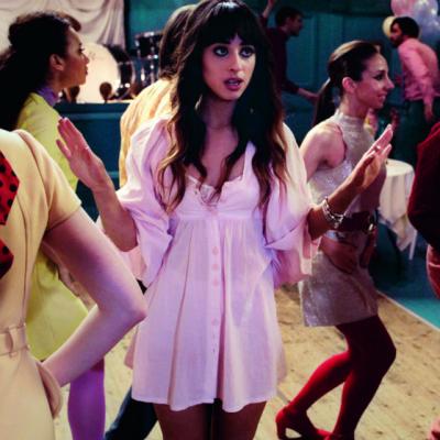 Video: Cantareata Foxes isi exprima valorile personale prin colectia PANDORA ESSENCE, in noul ei videoclip